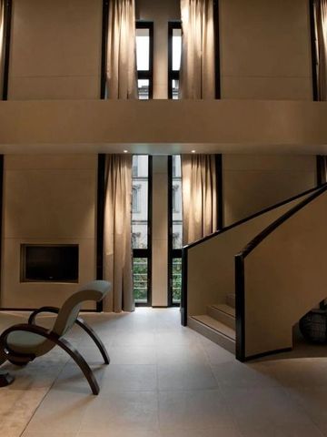 Moderner Lounge-Bereich mit Treppe im Armani Hotel Milano