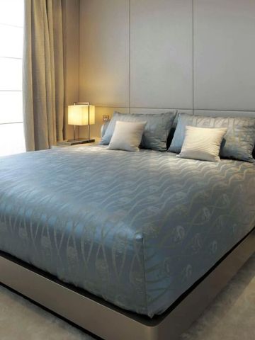 Geräumiges Schlafzimmer mit großem Bett und moderner Einrichtung