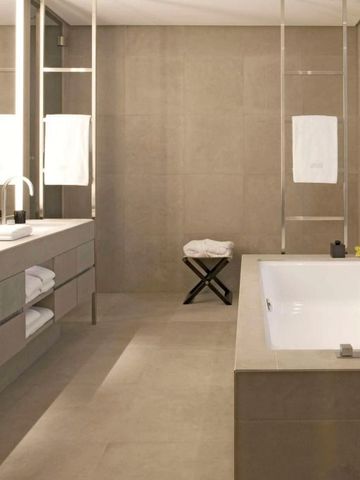 Luxuriöses Badezimmer mit freistehender Badewanne und heller Beleuchtung