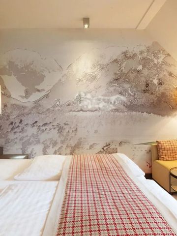 Hotelzimmer mit künstlerischer Wanddekoration und gemütlichem Ambiente