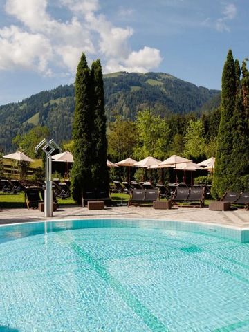 Außenpool mit Sonnenliegen und Bergblick
