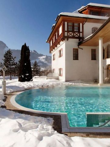 Außenpool im Winter mit Blick auf verschneite Landschaft