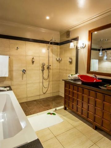 Modernes Badezimmer mit freistehender Badewanne und Glasdusche
