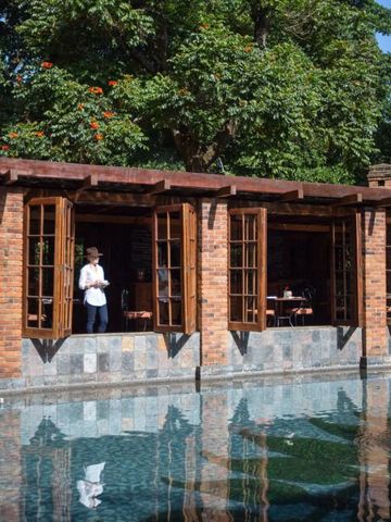 Architektur mit großen Fenstern und Spiegelungen im Wasserbecken