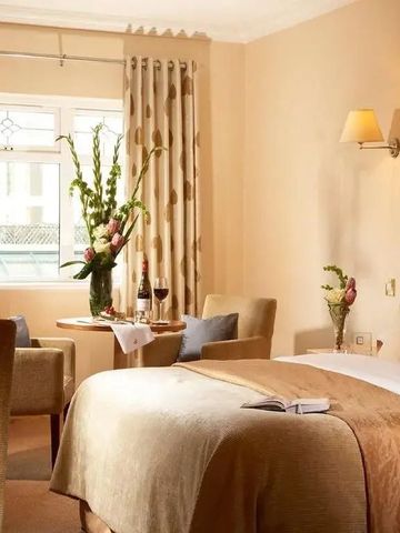 Luxuriöses Hotelzimmer mit Doppelbett und elegantem Dekor