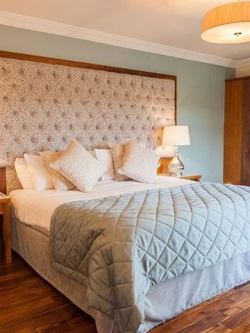 Gehobenes Schlafzimmerdesign mit stilvoller Bettgarnitur