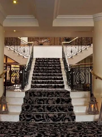 Prächtige Treppe in luxuriösem Hotellobby-Design