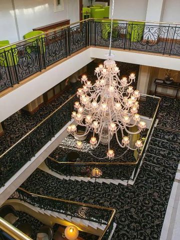 Großer Kronleuchter in elegantem Treppenhaus