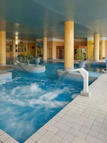 Luxuriöser Innenpool mit Sprudeldüsen und entspannender Atmosphäre