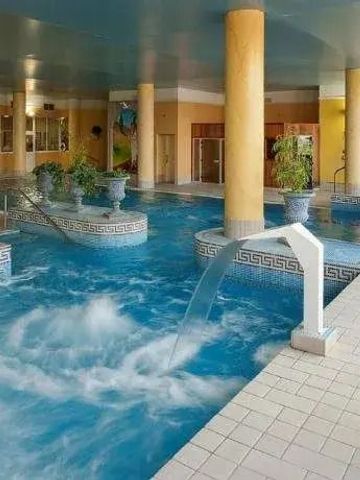 Eleganter Innenpoolbereich mit Säulen und Wasserfällen