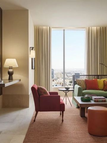 Wohnzimmerbereich einer Suite mit bunter Einrichtung und weitem Ausblick.