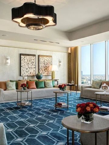 Eleganter Loungebereich mit moderner Dekoration und hellem Ausblick.