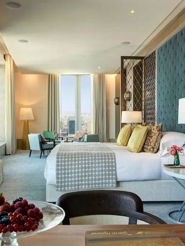 Luxuriöses Schlafzimmer mit großem Fenster und stilvollem Dekor im Hotelzimmer