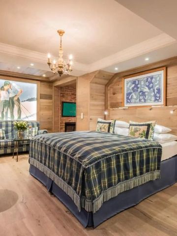 Luxuriöses Schlafzimmer mit Doppelbett und stilvollen Dekorationen im Alpin Resort Sacher