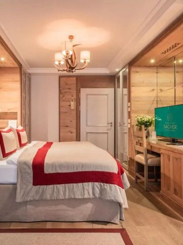 Komfortables Hotelzimmer mit moderner Einrichtung und Arbeitsbereich im Alpin Resort Sacher