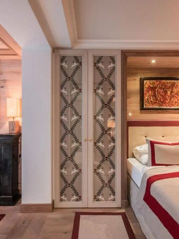 Geschmackvolles Hotelzimmer mit Kamin und künstlerischer Dekoration im Alpin Resort Sacher