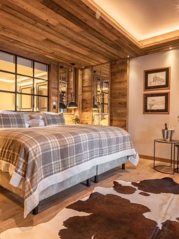 Luxuriös dekoriertes Schlafzimmer mit Holzakzenten und stilvollem Interieur im Alpin Resort Sacher