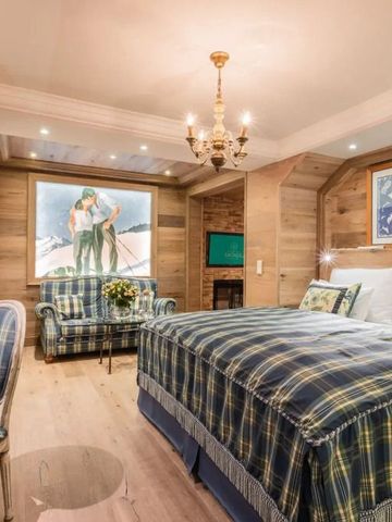 Elegantes Hotelzimmer mit Doppelbett und traditionellem Dekor