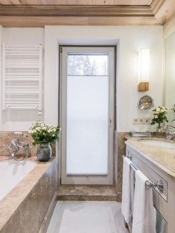 Luxuriöses Badezimmer mit Badewanne und edlen Marmorakzenten