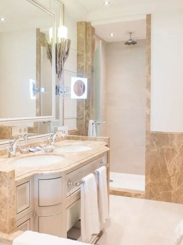 Modernes Marmorbad mit großem Spiegel und Doppelwaschbecken