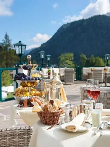 Luxuriös gedeckter Tisch auf Terrasse mit Bergblick