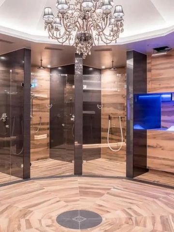 Elegante Spa-Duschen mit Holzwänden und Kronleuchter