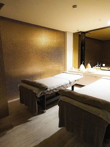 Wellnessbereich mit zwei Massageliegen in entspannendem Ambiente