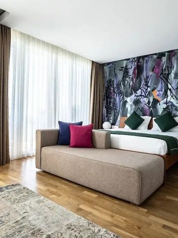 Geräumiges Hotelzimmer mit modernen Möbeln und künstlerischer Wandgestaltung