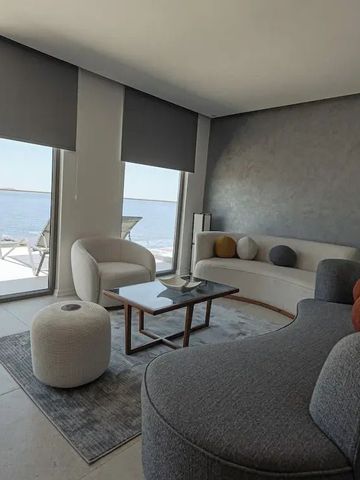 Elegantes Wohnzimmer mit Glasfront und Meerblick im Lumi Bodrum Hotel