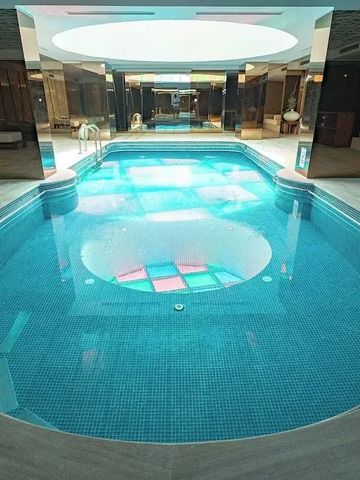 Heller Innenpool mit Dachfenster und moderner Architektur