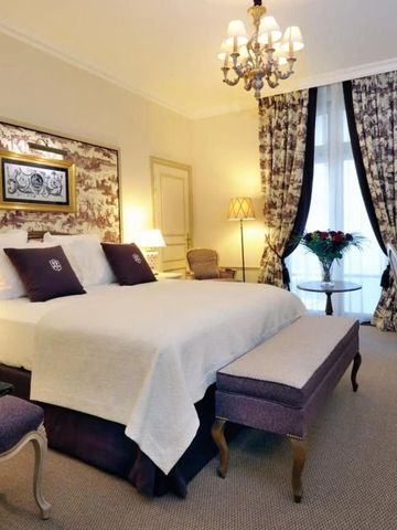 Geräumiges Hotelzimmer mit opulenter Einrichtung und Kronleuchter