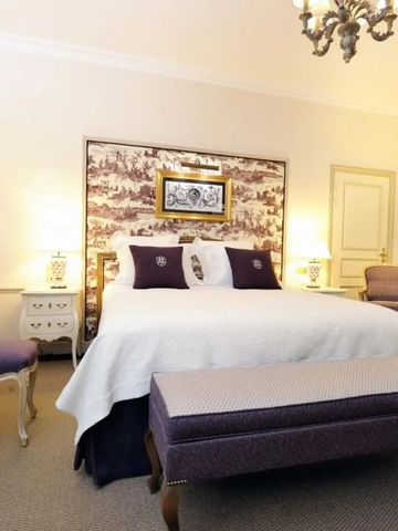 Gemütliches Hotelzimmer mit classy Einrichtung und Sitzmöglichkeiten