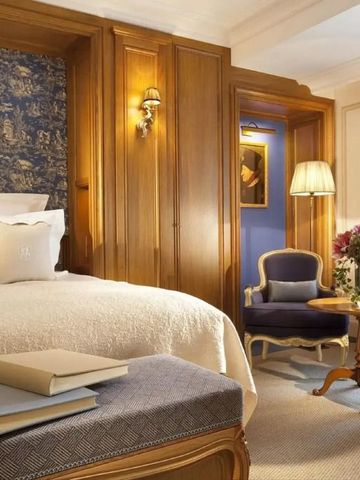 Charmantes Zimmer mit Holzvertäfelung und luxuriösem Interieur