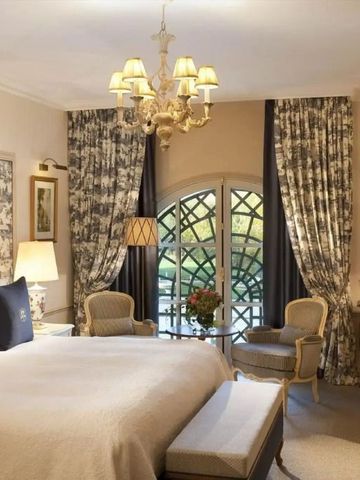 Hotelzimmer mit großzügigen Fenstern und eleganter Einrichtung