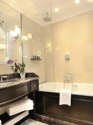 Modernes Badezimmer mit großer Badewanne und edlen Details im Hotel Auberge du Jeu de Paume