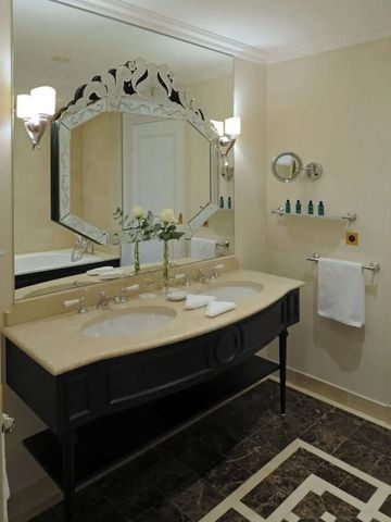 Harmonisches Badezimmer mit Doppelwaschbecken und stilvollen Armaturen im Auberge du Jeu de Paume