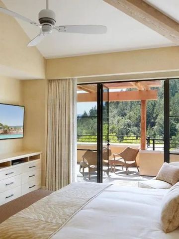 Gemütliches Hotelzimmer mit Balkon und Waldblick