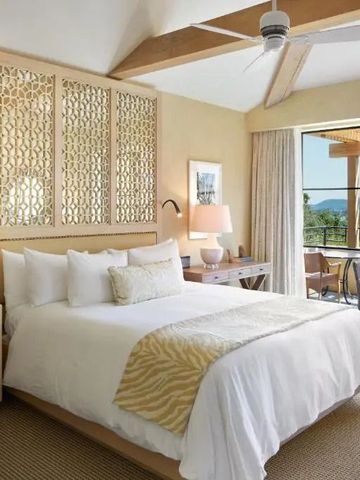 Modernes Schlafzimmer mit Balkon und Bergblick