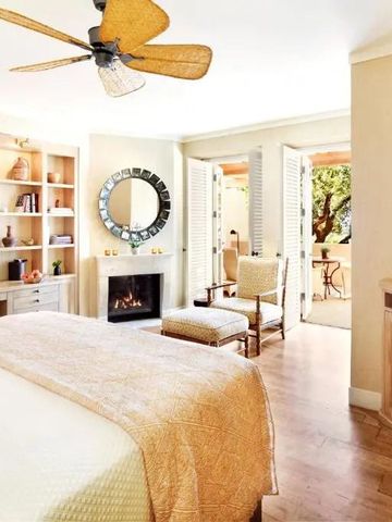 Luxuriöses Hotelzimmer mit privater Terrasse und Kamin