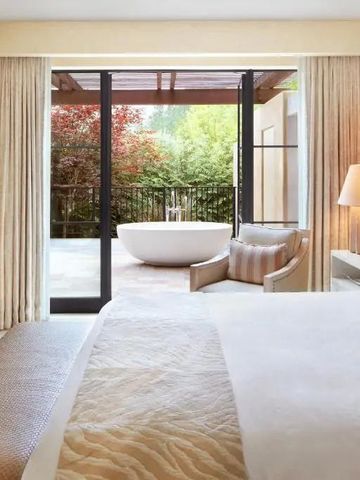 Hotelzimmer mit Terrasse und freistehender Badewanne