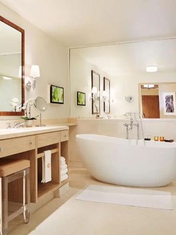 Luxuriöses Badezimmer mit freistehender Badewanne und Doppelwaschbecken.