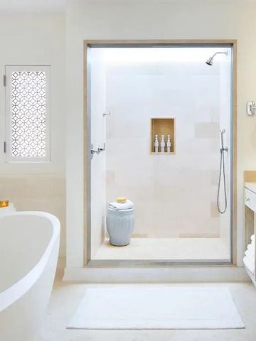 Badezimmer mit großzügiger Dusche und freistehender Badewanne in hellem Design.