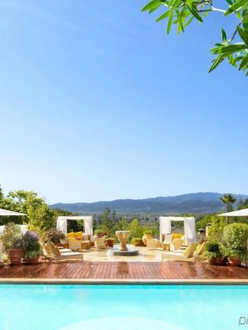 Infinity Pool mit Blick auf die umliegende Natur und luxuriösen Liegeflächen.