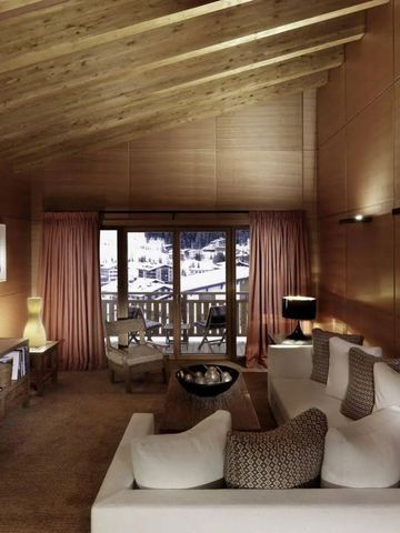 Wohnzimmer mit Holzelementen und Blick auf verschneite Landschaft