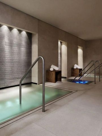Moderner Spa-Bereich mit warm beleuchteten Whirlpools
