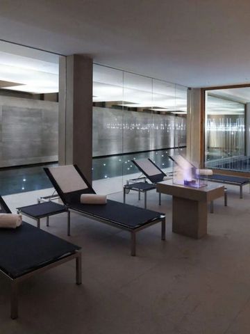 Eleganter Spa-Bereich mit Liegestühlen und modernem Design