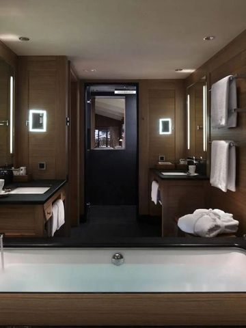 Modernes Badezimmer mit großer Badewanne in luxuriösem Design