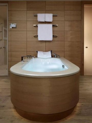 Rundes freistehendes Bad in edel gestalteter Umgebung