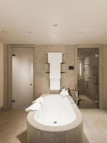 Marmorbadezimmer mit großzügiger Badewanne und stilvoller Ausstattung