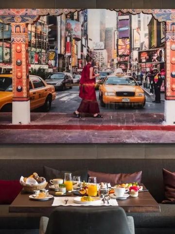 Gemütliche Lounge mit Kunstwerk im Hintergrund